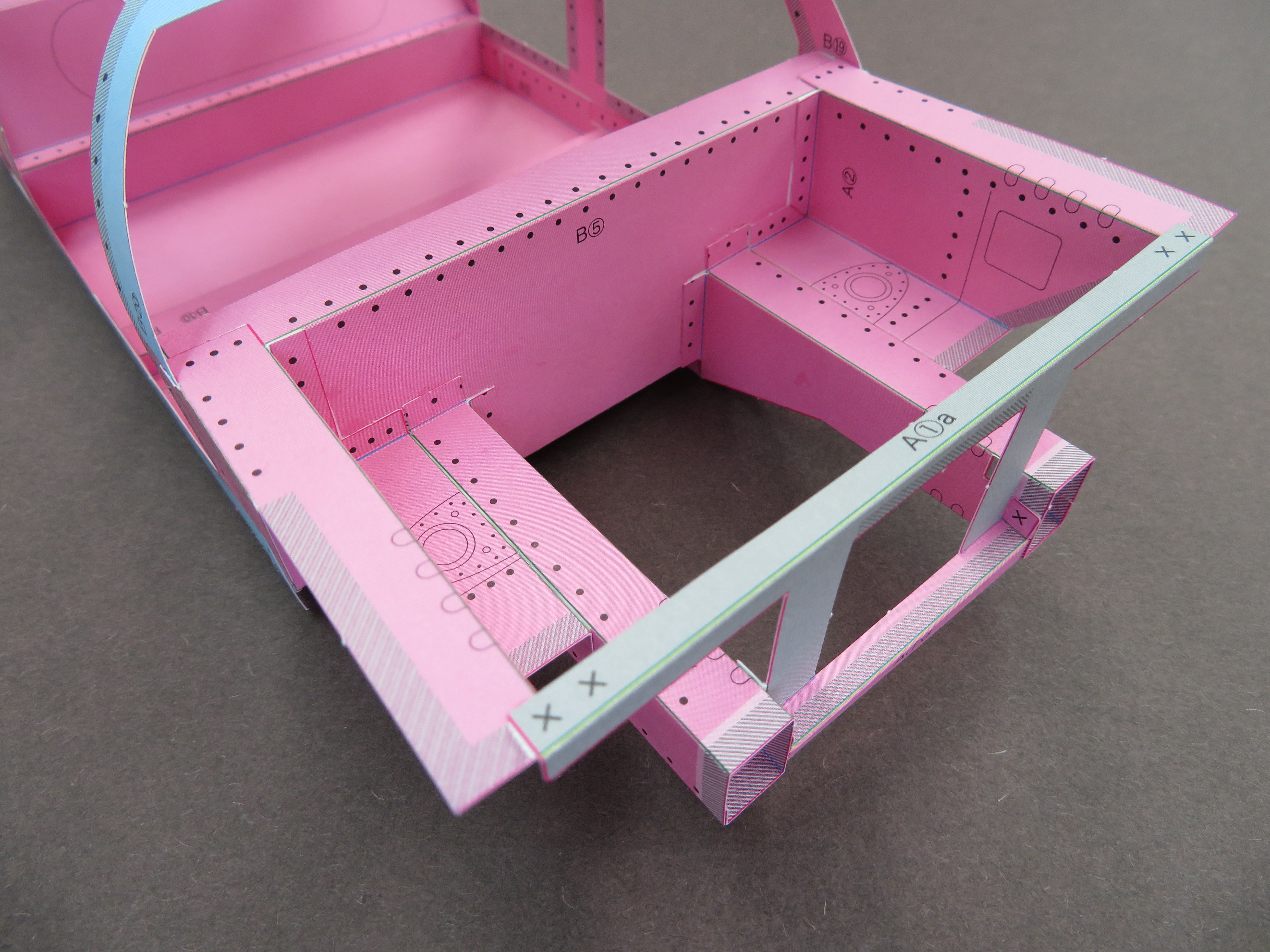 モノコック構造シート　フロントフレーム